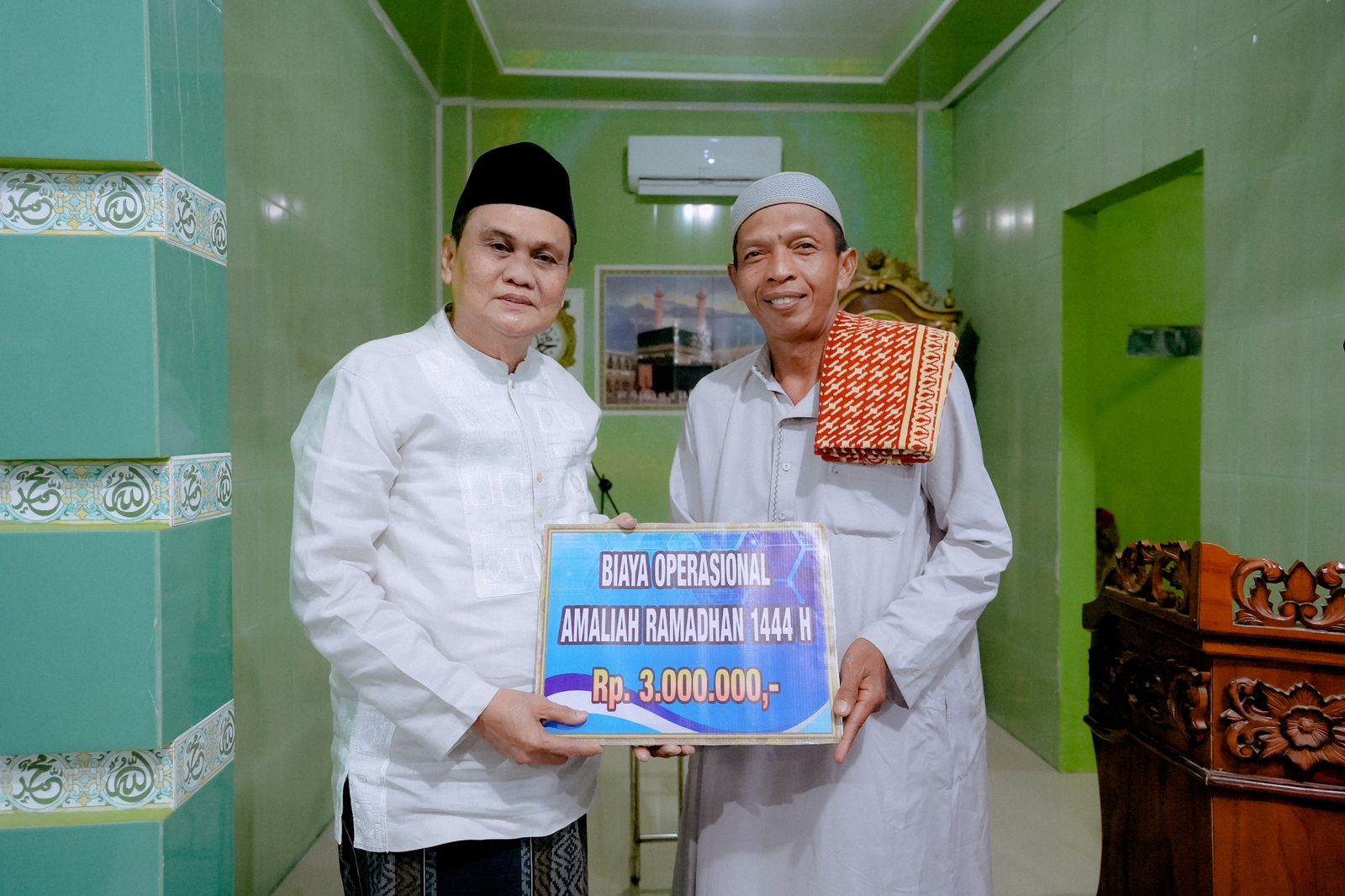 Safari Ramadhan Malam Ke-6, Suardi Saleh Serahkan Bantuan Oprasional di Masjid Al Amin Puccanra Kel.Bojo Baru
