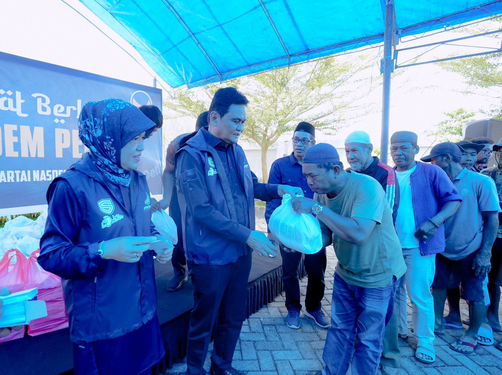 Suardi Saleh -Hasnah Syam Bagikan 350 Paket Sembako ke Tukang Becak dan Ojek Melalui  Program Jum'at Berkah DPD Nasdem Barru
