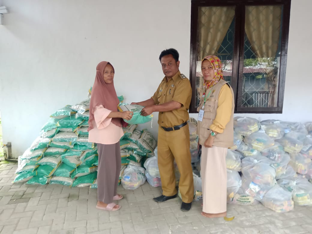 Lurah Kiru-Kiru Serahkan Bantuan Sembako Baznas ke 87 Warga Penerima