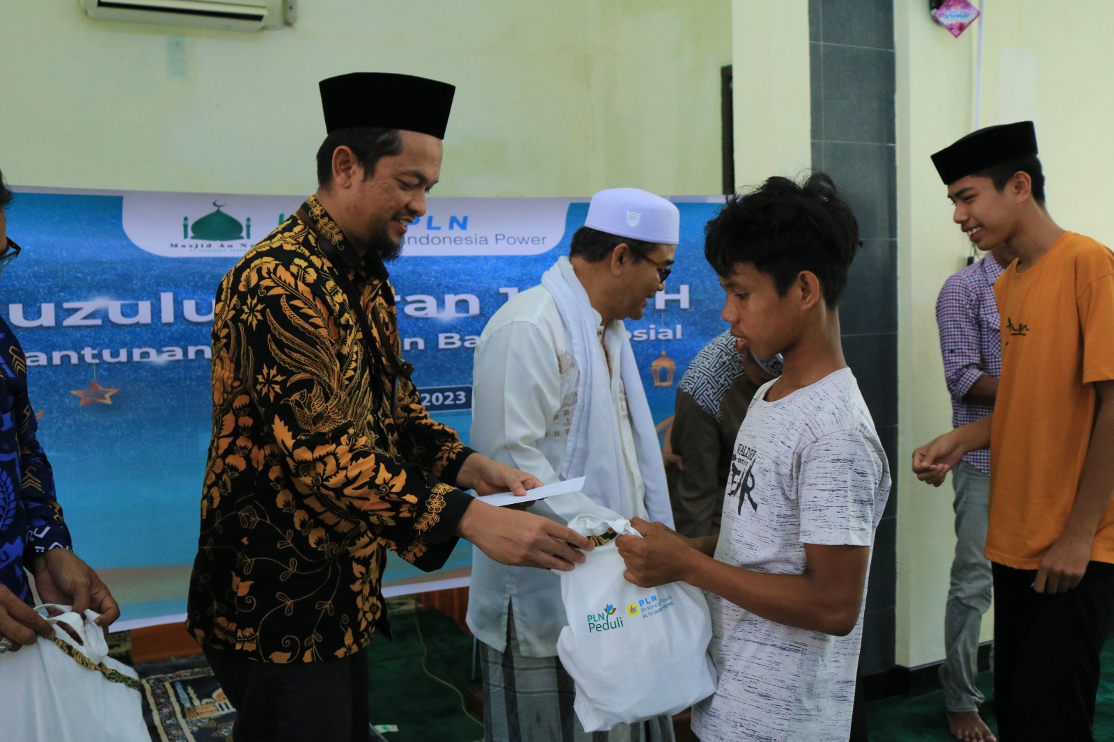 PT PLN INDONESIA POWER BARRU POMU BERBAGI KEBAHAGIAAN  DENGAN ANAK YATIM DAN DHUAFA