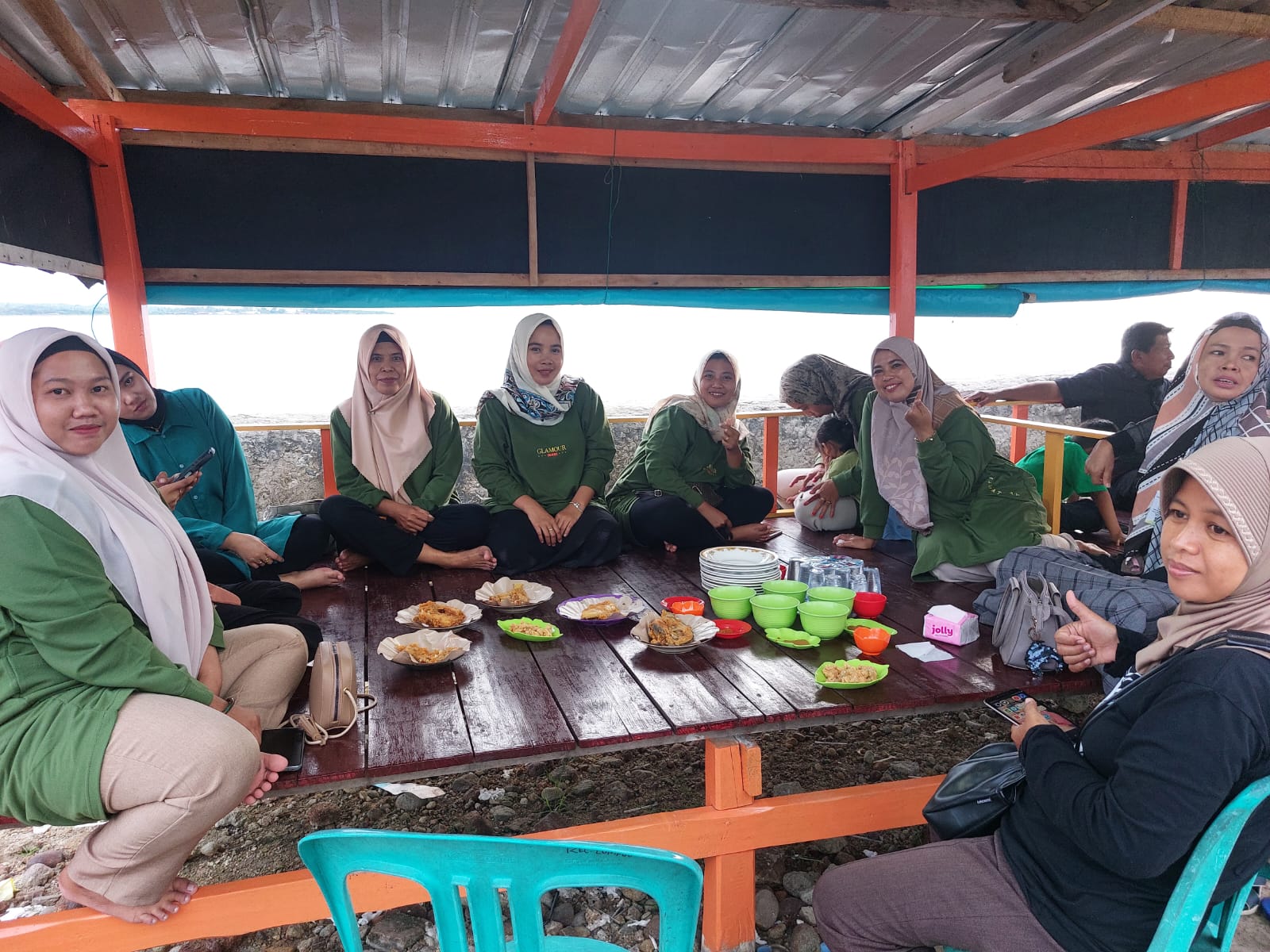 Kades Manuba Gelar Rakor Sekaligus  Buka Bersama Perangkat Dan Staf Desa:Silaturahmi Dan Keharmonisan Serta Pelayanan