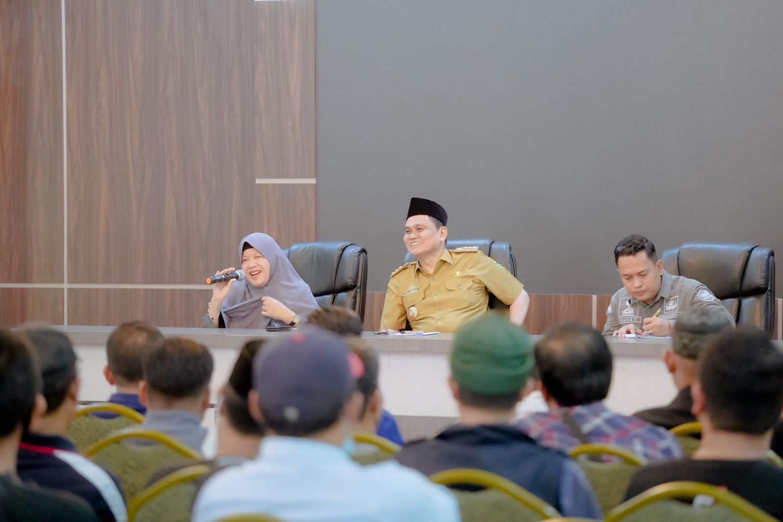 Jelang Idul Fitri 1444 H, Bupati dan Ketua TP PKK Barru Silaturahmi dengan Insan Pers dan LSM