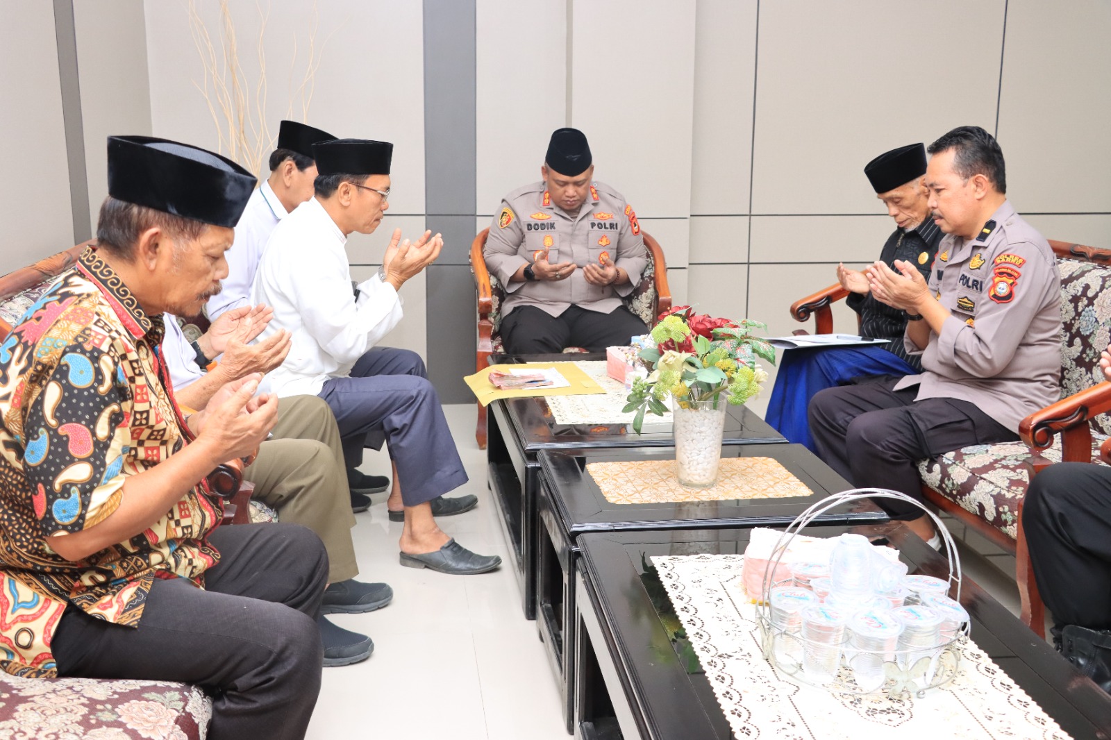 Kapolres  Barru Serahkan Zakat Dari Personel ke Baznas