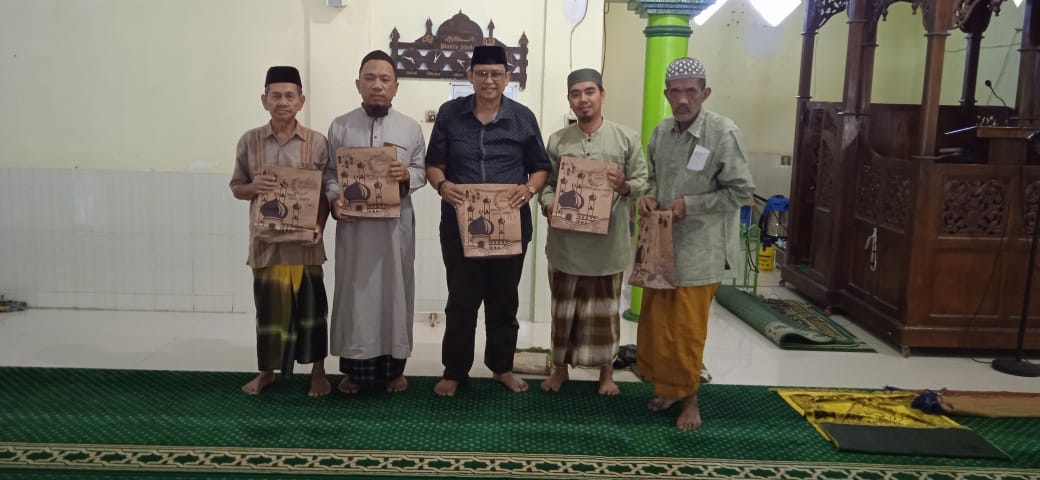 Kades Bojo Serahkan  Pakaian Sholat Lengkap ke Imam dan Pegawai Sara Masjid Se Desa Bojo