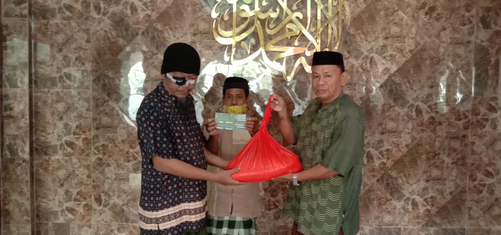 Jelang Idul Fitri 1444 H, Panitia Zakat Fitrah Masjid Nurul Ittihad Siddo Salurkan Beras Plus Uang Tunai
