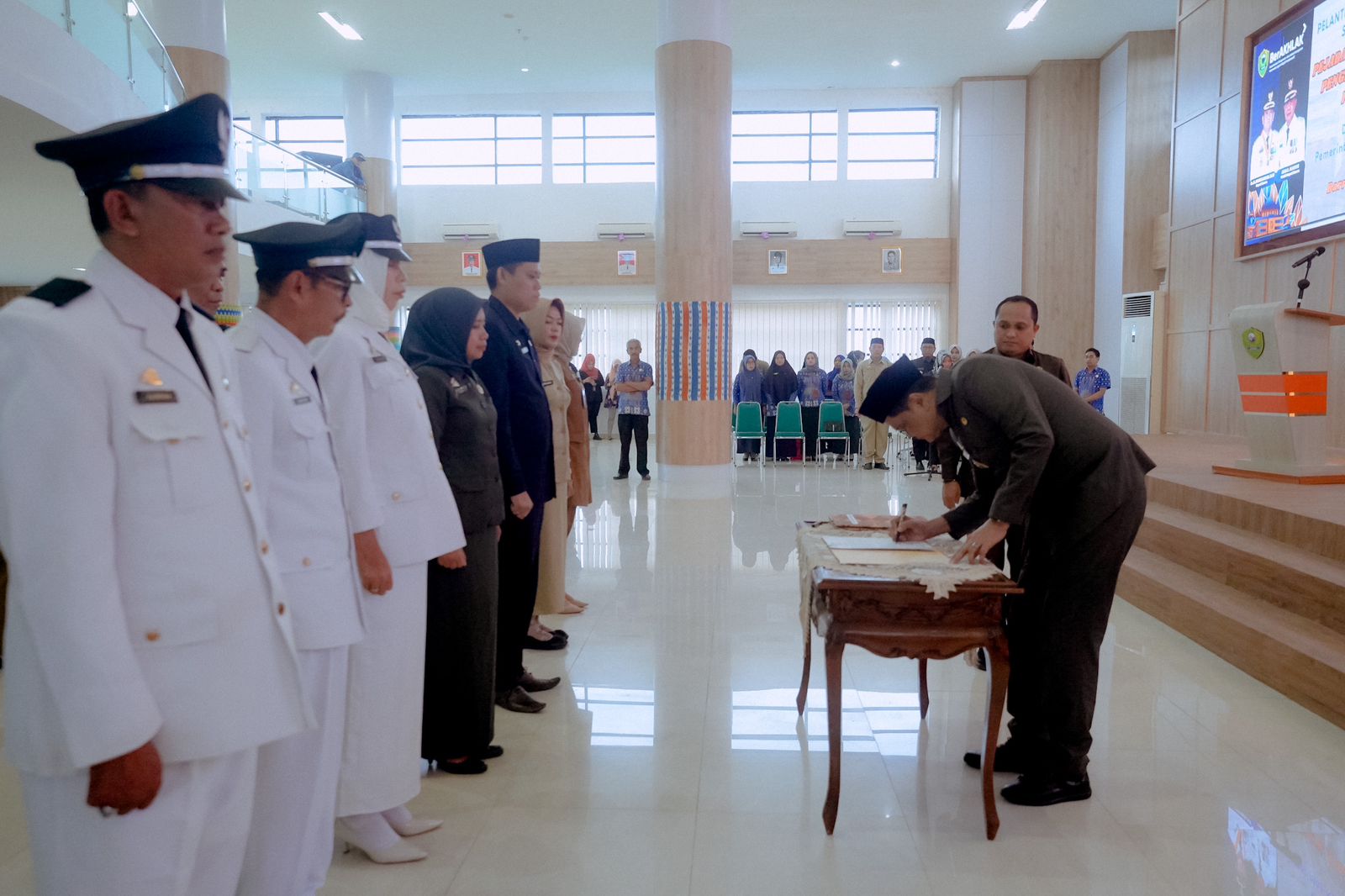 Bupati Lantik Pejabat Administrator, Pengawas Dan Fungsional Serta Lurah Di Lingkungan Pemkab Barru