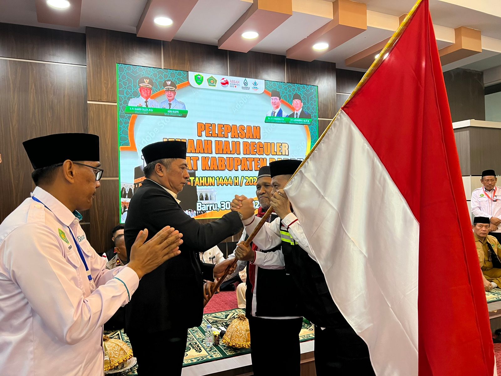 Lepas JCH Kloter 11 Kab.Barru, Sekda Minta Jamaah  Jaga Kesehatan