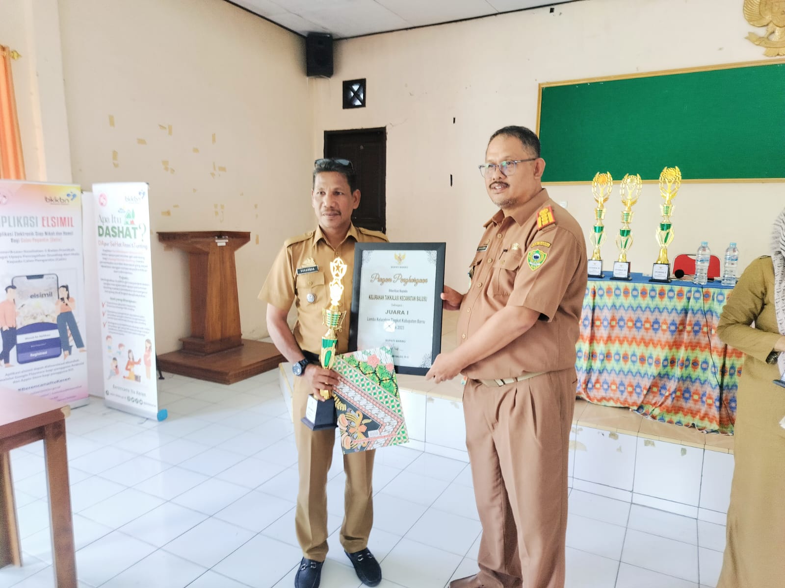 Takkalasi Juara I  Lomba Kelurahan Tingkat Kabupaten Barru diserahkan Kadis DPMDPPKBP3A
