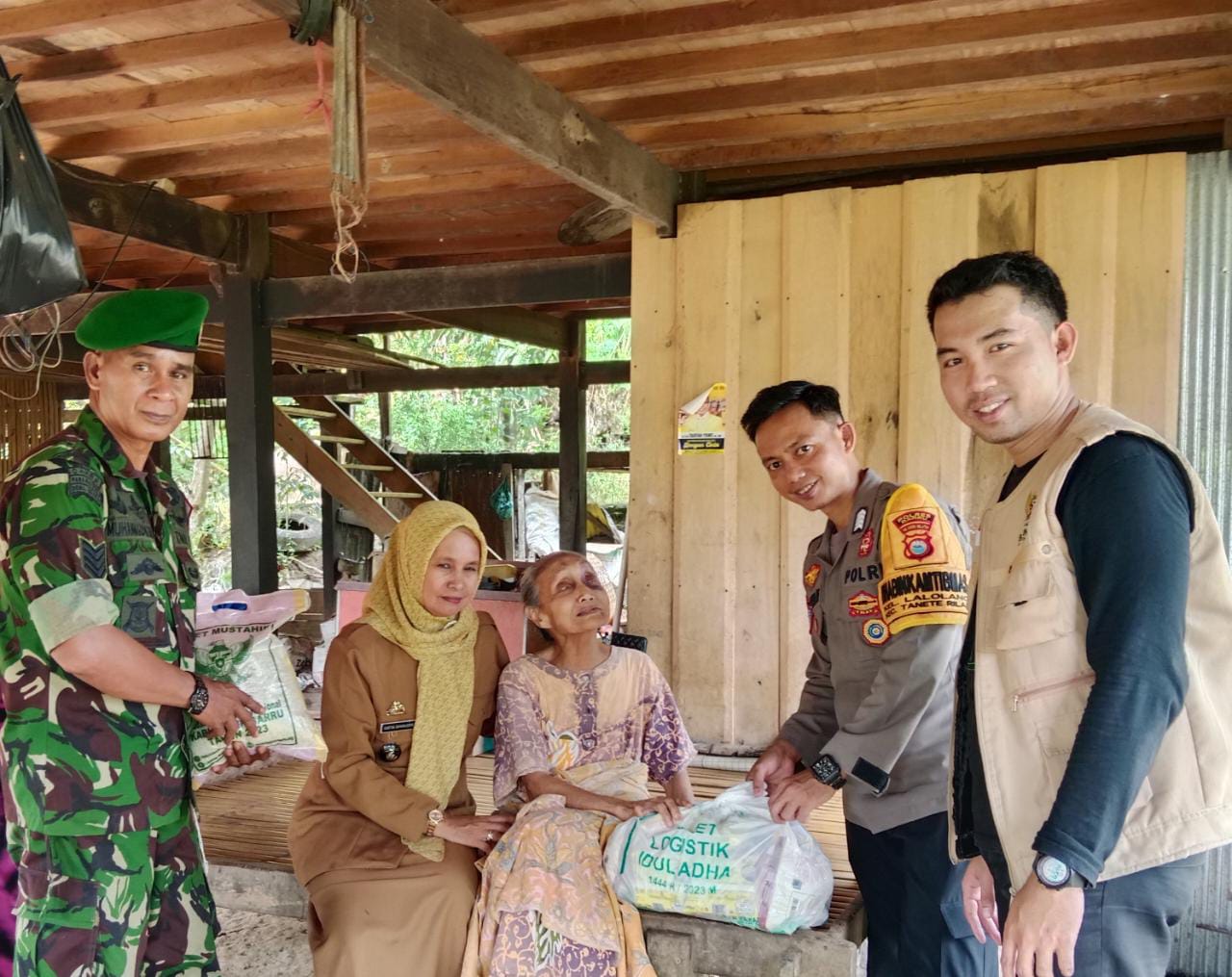 90 Mustahik  Di Desa Lasitae  Terima Sembako Baznas, Kades Kartini :   Alhamdulillah Terdistribusi Dengan Lancar