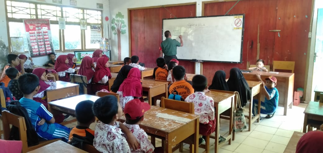 Babinsa Desa Bojo Bawa Materi Wawasan Kebangsaan Dan Pancasila di SDN 114 Barru