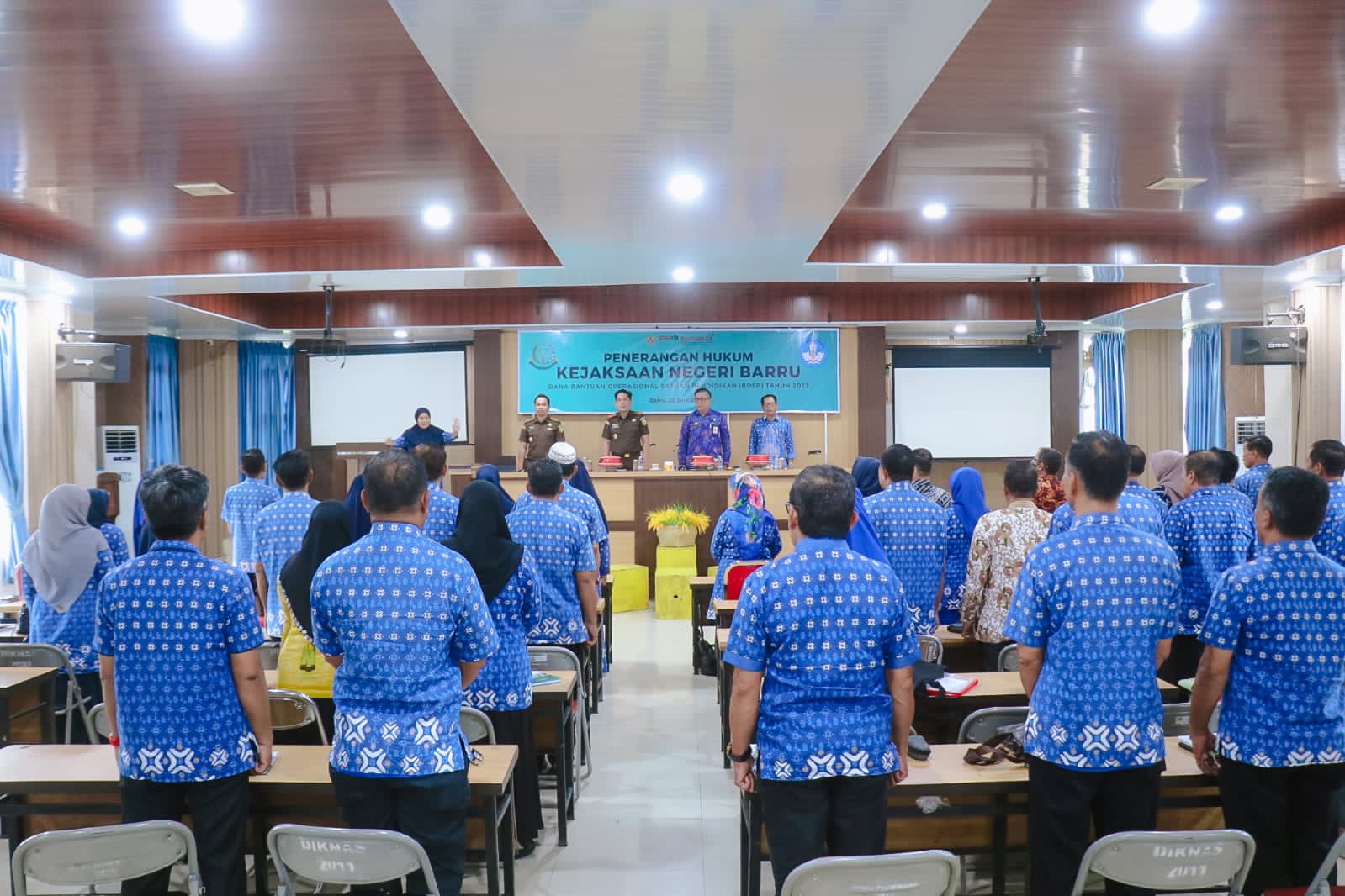 Sekda Barru dan Kajari Barru Sosialisasi  Hukum Penggunaan  Dana Oprasional Sekolah