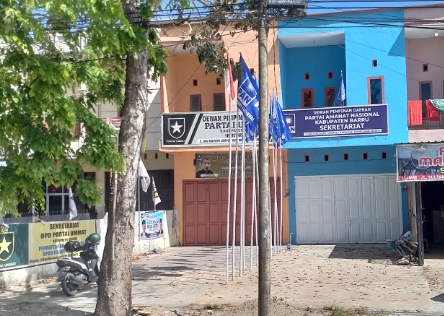Dua Sekretariat Parpol Didirikan Amin Rais di Barru Berdampingan