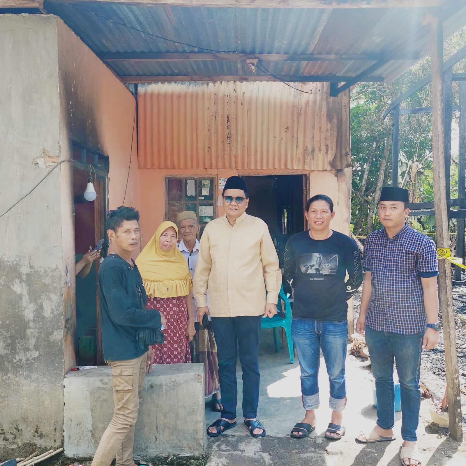 Suardi Saleh Kunjungi Warganya Yang Dapat Musibah Kebakaran dan Serahkan Bantuan