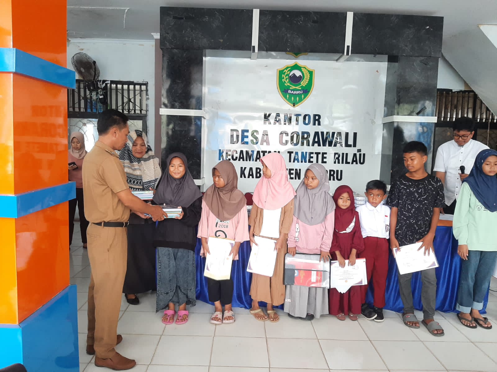 Dorong Siswa dan Siswi SD Sampai SMA Beprestasi, Pemdes Corawali Bagikan Paket Buku