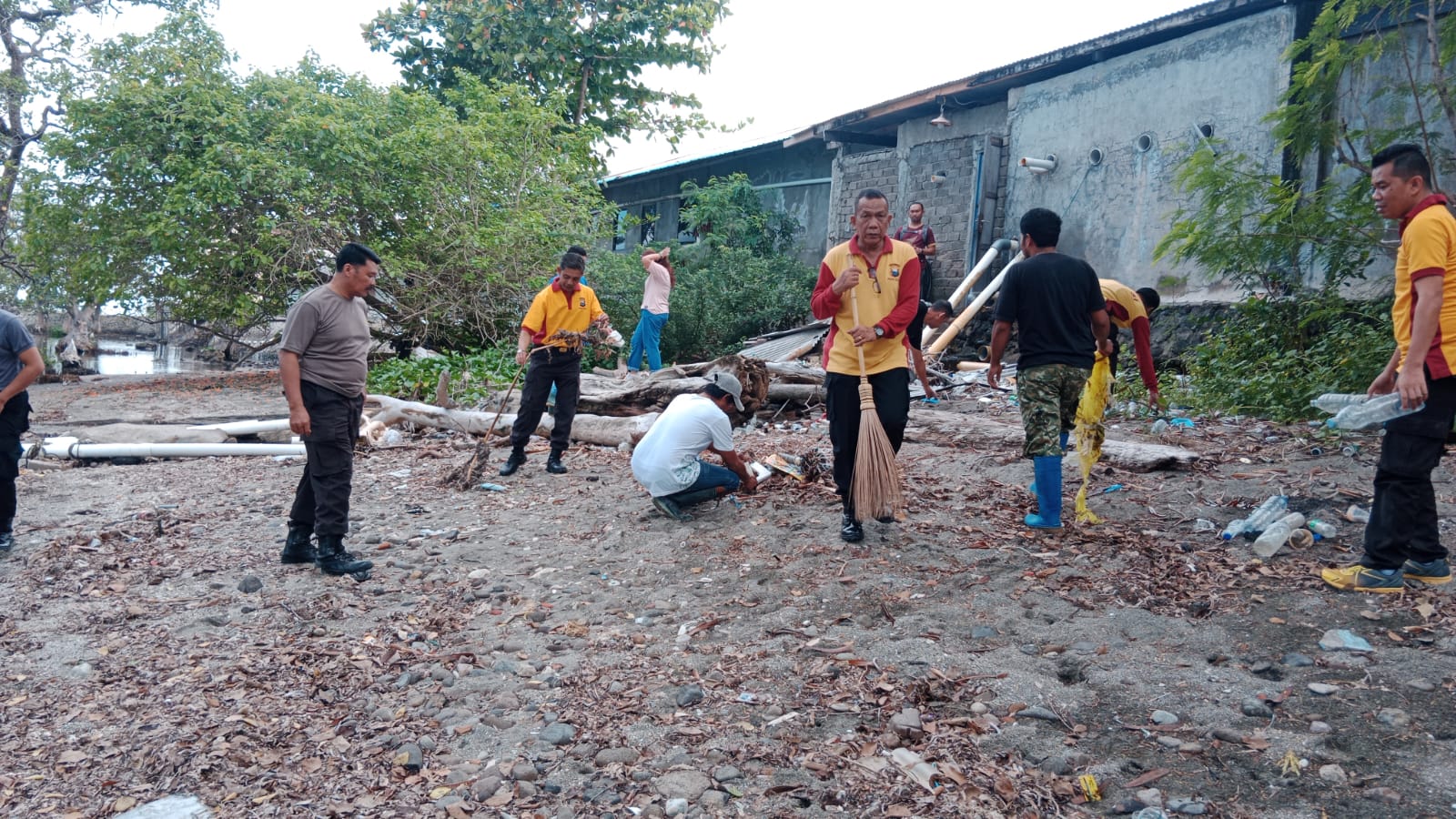 Jumat Curhat Kapolsek Mallusetasi dan Bareng Warga Desa Cilellang Bersihkan Pantai