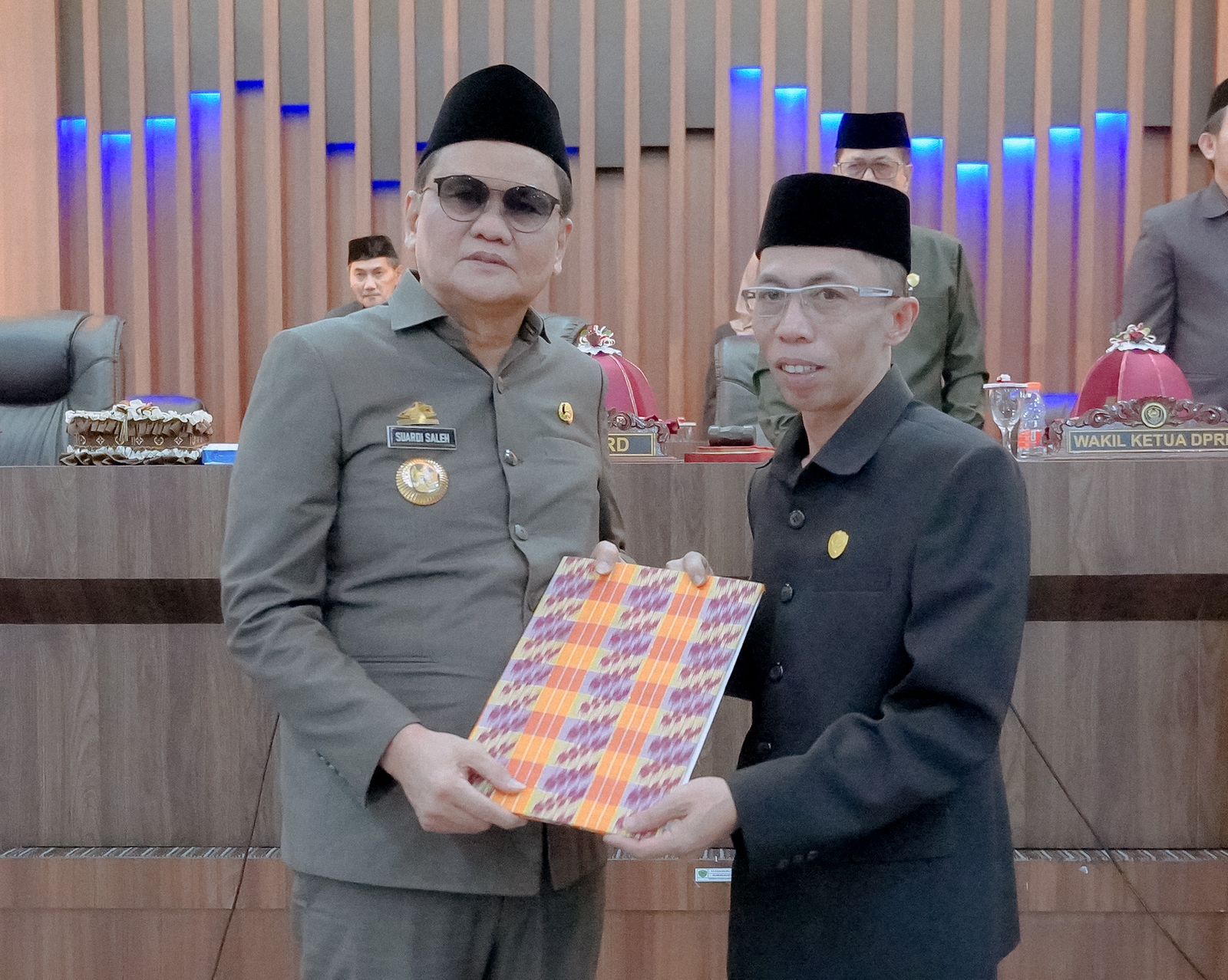 DPRD Barru Setujui dan Tetapkan Ranperda Pertanggung Jawaban Pelaksanaan APBD Tahun Anggaran 2022 Menjadi Perda