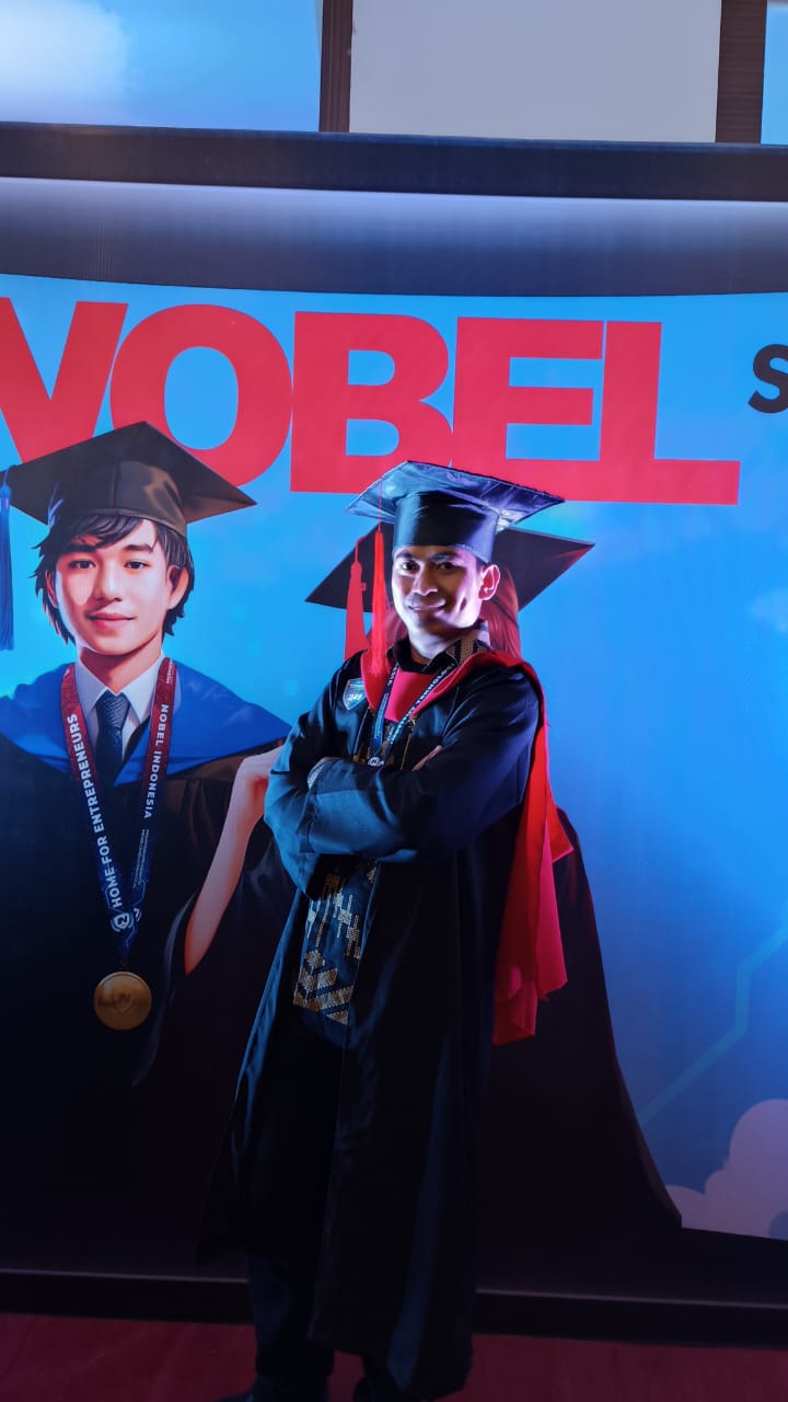 Kepala Desa Bulo Bulo Rahman  Sandang  Magister (S2)  Manajemen Pemerintahan Daerah di ITB Nobel dengan IPK 3, 96.