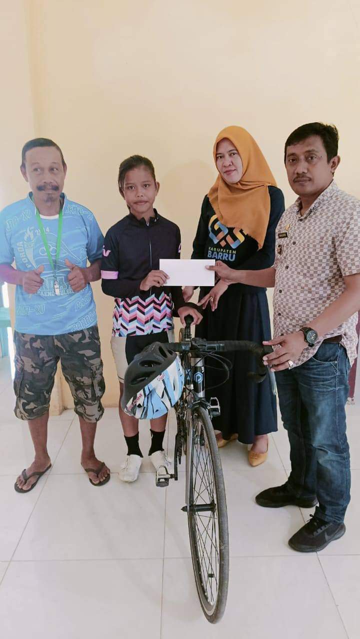 Apresiasi Warganya Ikuti Pra PON Balap Sepeda Di Palembang, Kades Lipukasi Serahkan Bantuan Transport