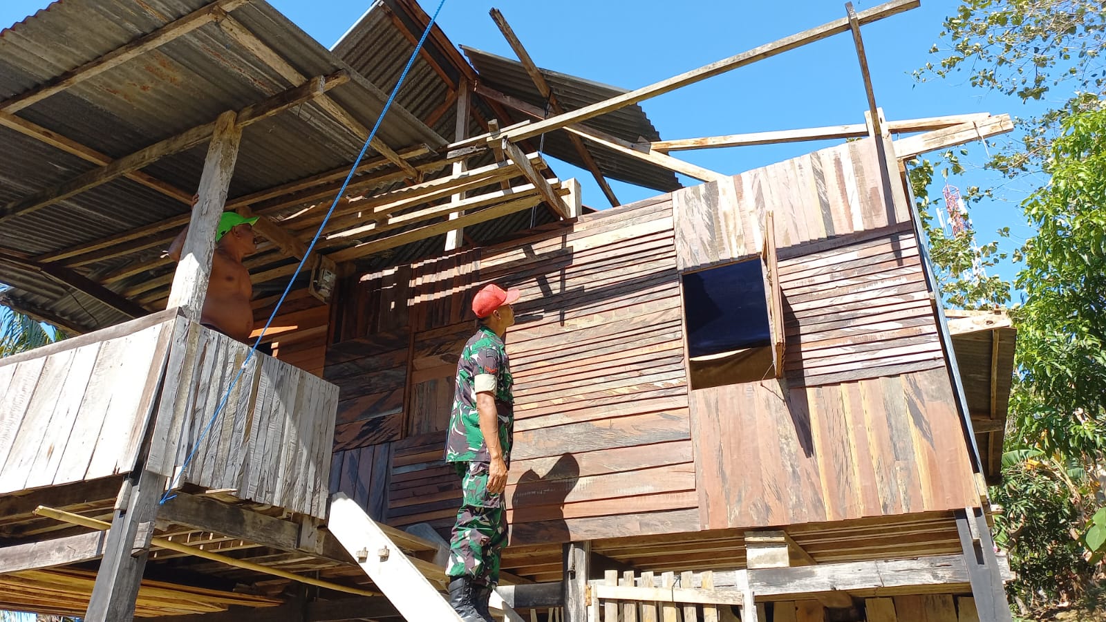 Babinsa Dan Ketua RT II Desa Siddo Gercep Bantu Warga Perbaiki Rumah Yang Terdampak Angin Kencang