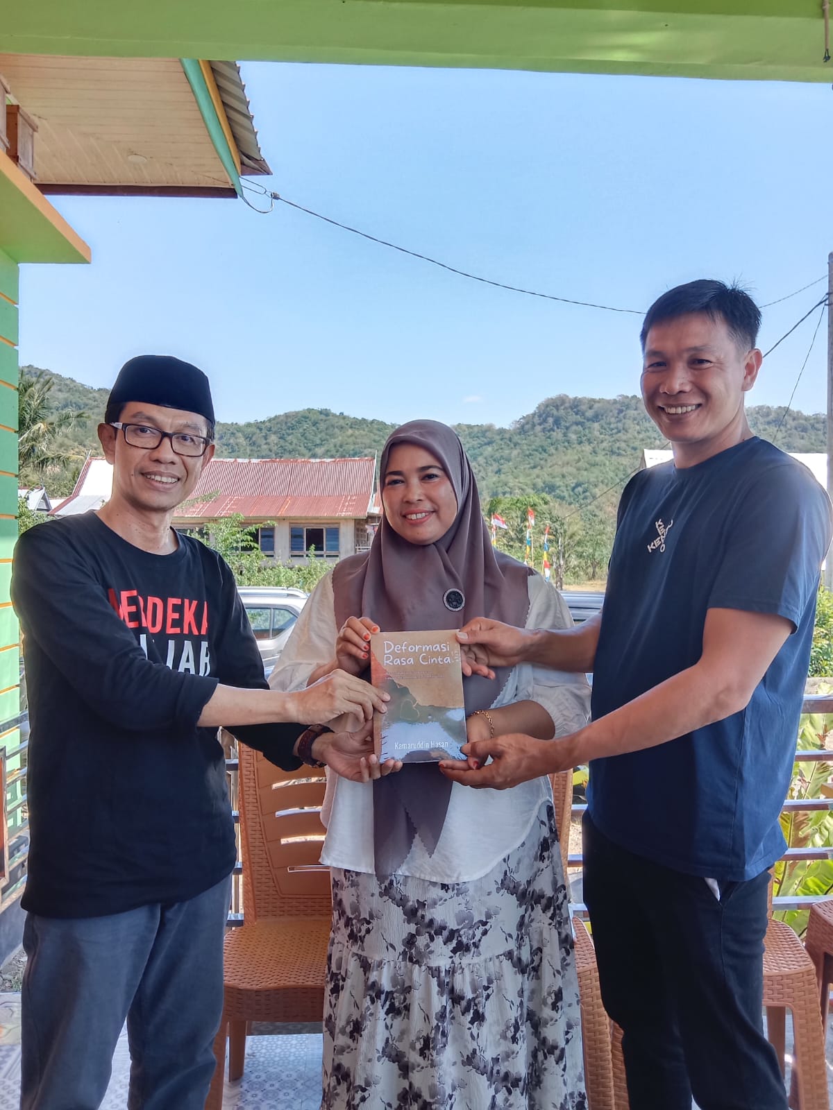 Kunjugan Ketua  STIA Al Gazali Barru Serahkan Buku Karyanya ke Kepala Desa Manuba dan Pantau Posko KKN