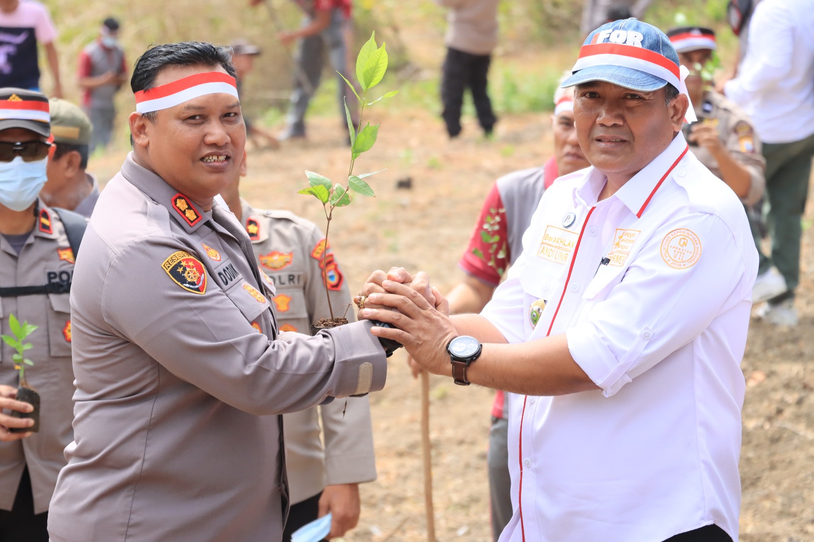 Gerakan Polri Lestarikan Negeri,Kapolres Barru Bersama Kadis LH Tanam Pohon Di Desa Nepo