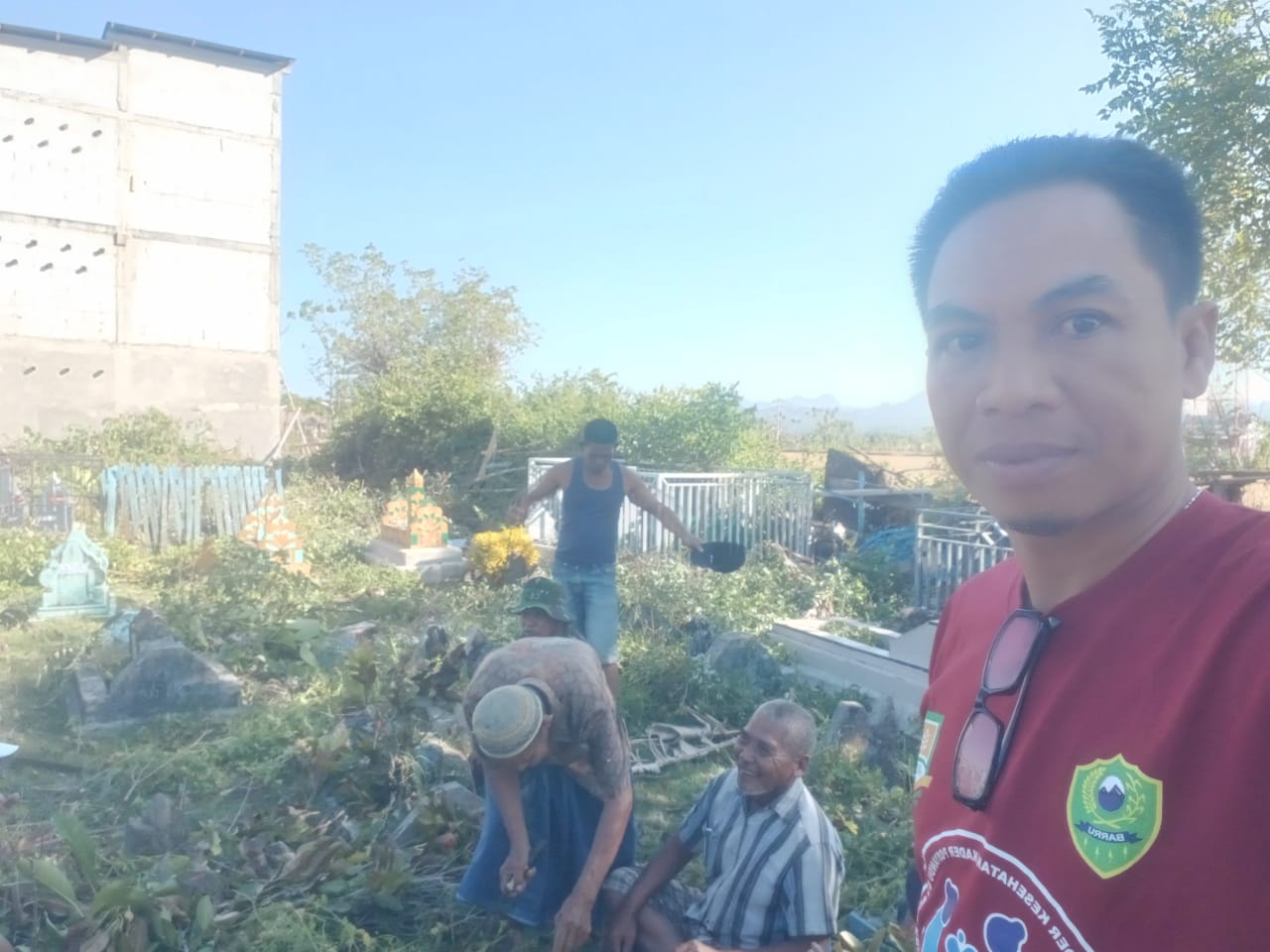 Kades   Pimpin Kegiatan Jumat Bersih  Dua titik Area Perkuburan Aluppang