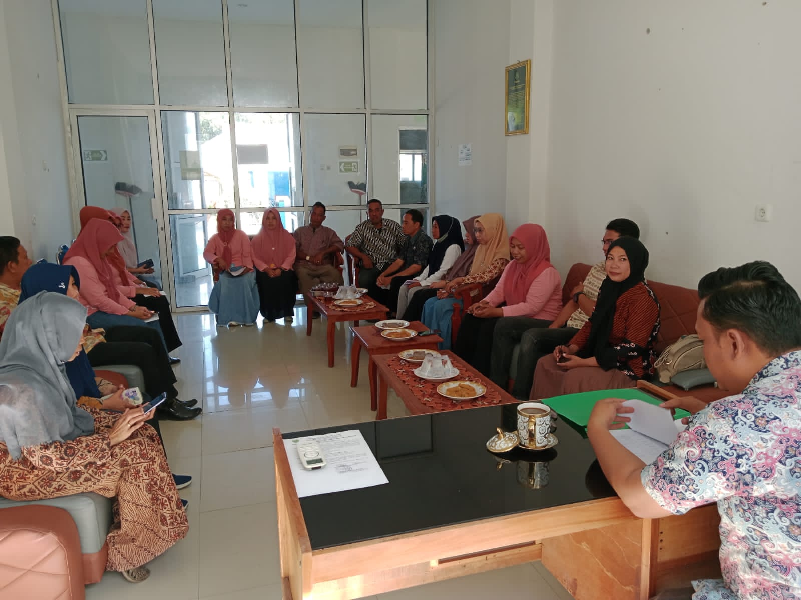 Pasca Dilantik Camat Soppeng Riaja Awali Rapat Internal Bersama Staf dan Honorer