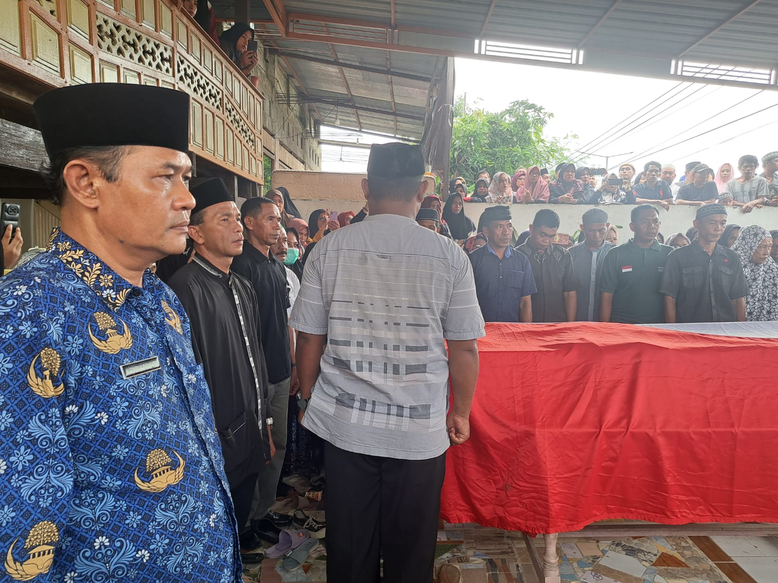Kasi Penmad Wakili Kakan Kemenag Barru Lepas Jenasah Nofi Suryani Tenaga P3K MTSN 1 Barru