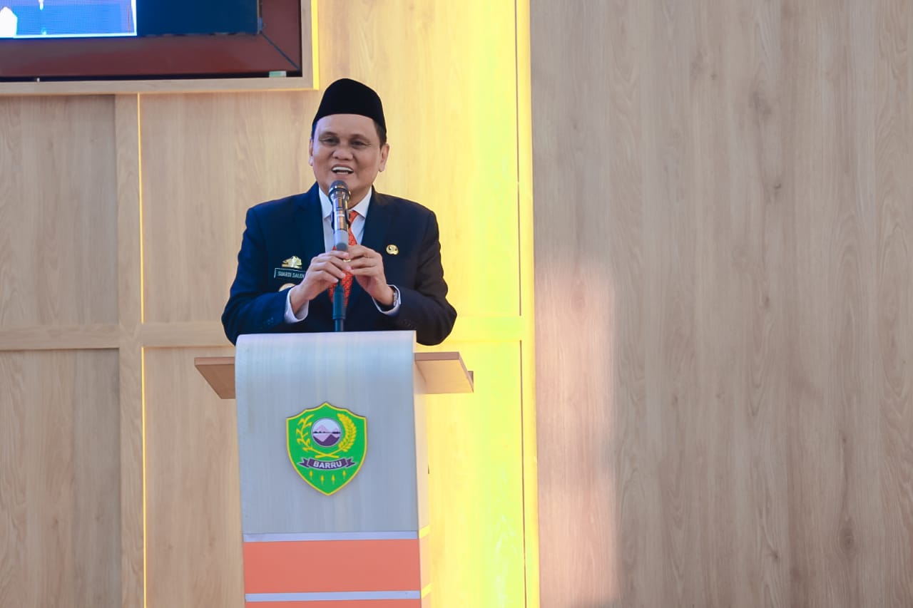 Penganugrahan Tanda Kehormatan Satyalancana Karya Satya XXX, XX, X Tahun dan Penyerahan SK Pensiun PNS Oleh Bupati Barru