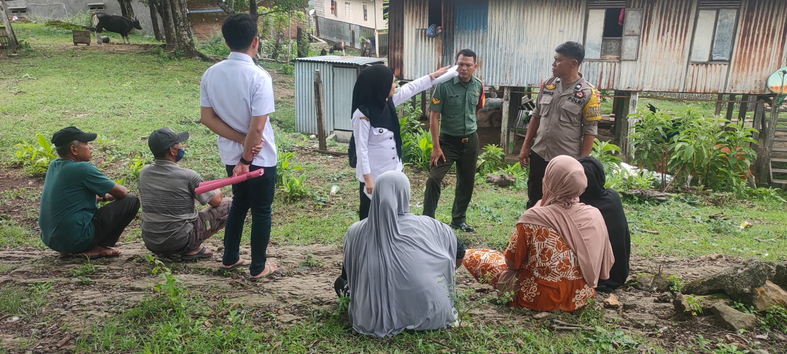Kades Ferawati Apresiasi Babinsa Bersama Babinkamtibmas Kompak Melakukan Komsos Di Desa Cilellang
