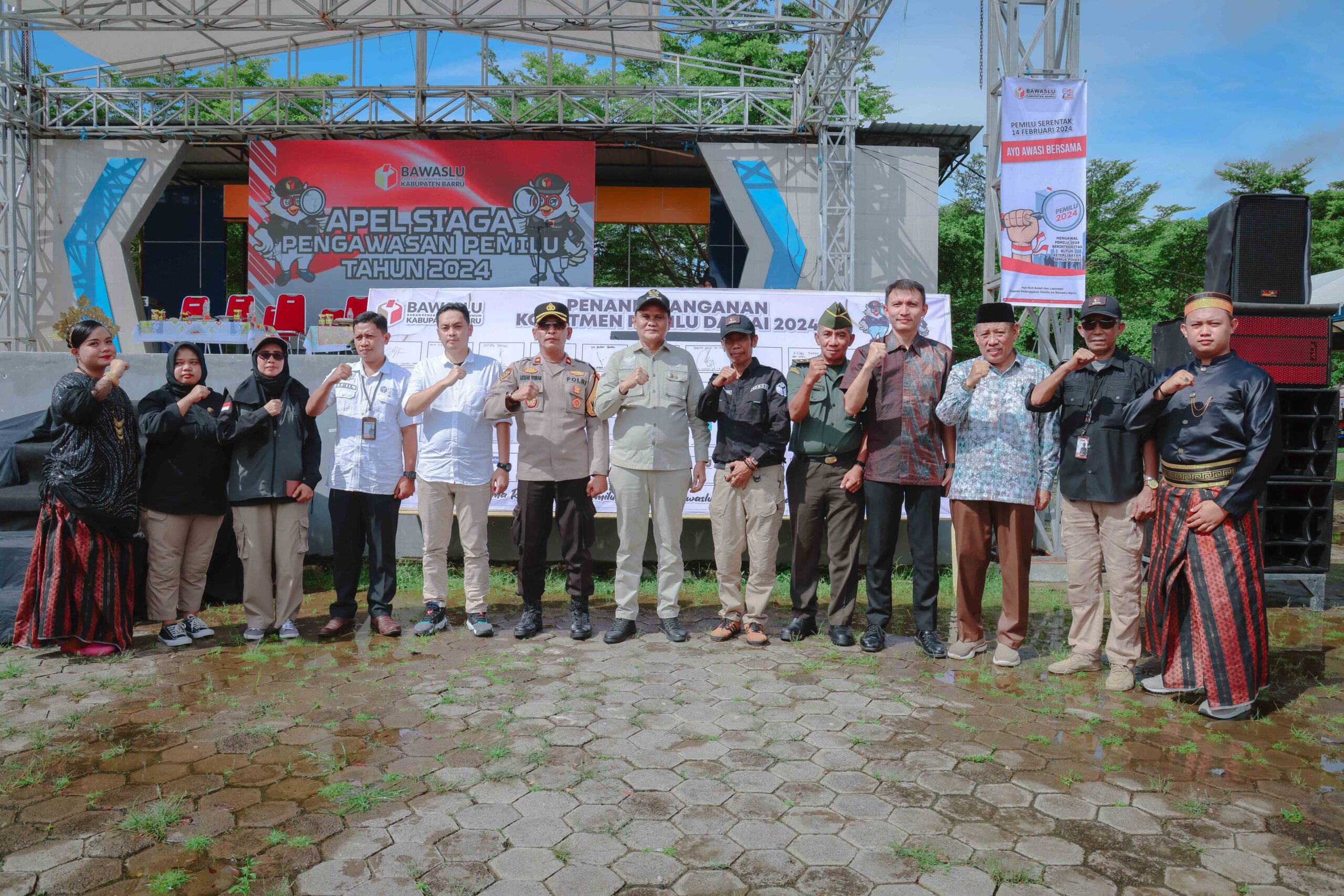 Bupati Barru Apresiasi Apel Siaga Pemilu Damai Bawaslu Barru: Masyarakat Jaga  Keamanan dan Kedamaian Pesta Demokrasi