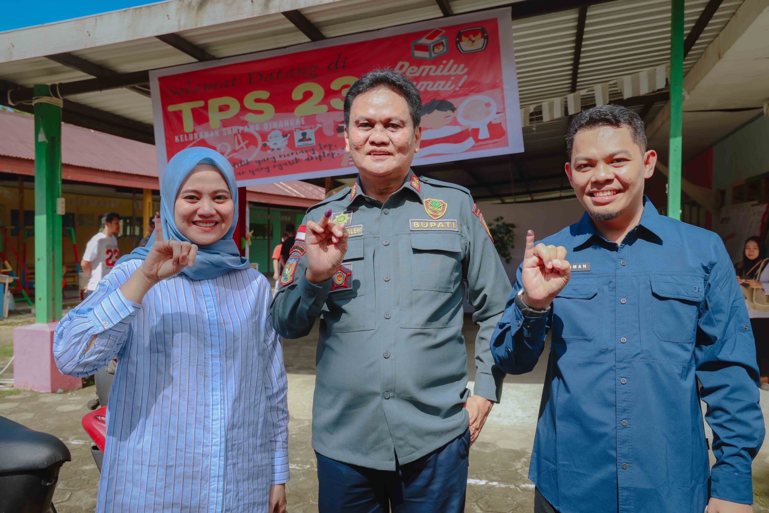 Bupati  Bersama Putri Serta Menantu Lakukan Pencoblosan di TPS 23 Sumpang Binangae