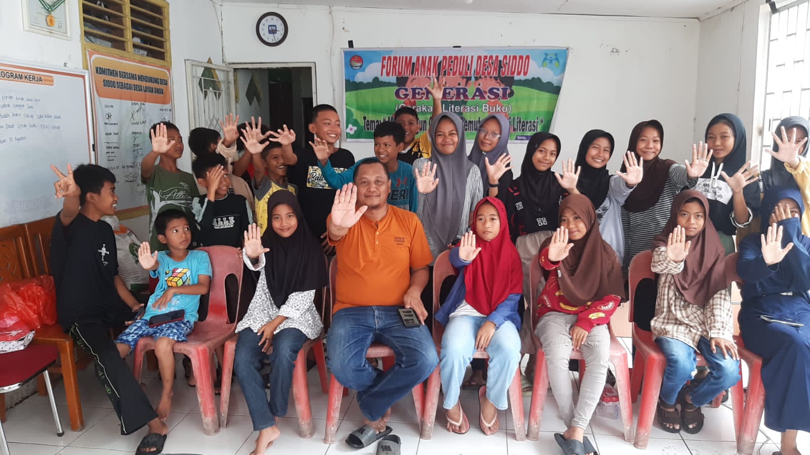 TINGKATKAN MINAT BACA MELALUI KEGIATAN LITERASI DAN BEDAH BUKU FORUM PEDULI ANAK DESA SIDDO