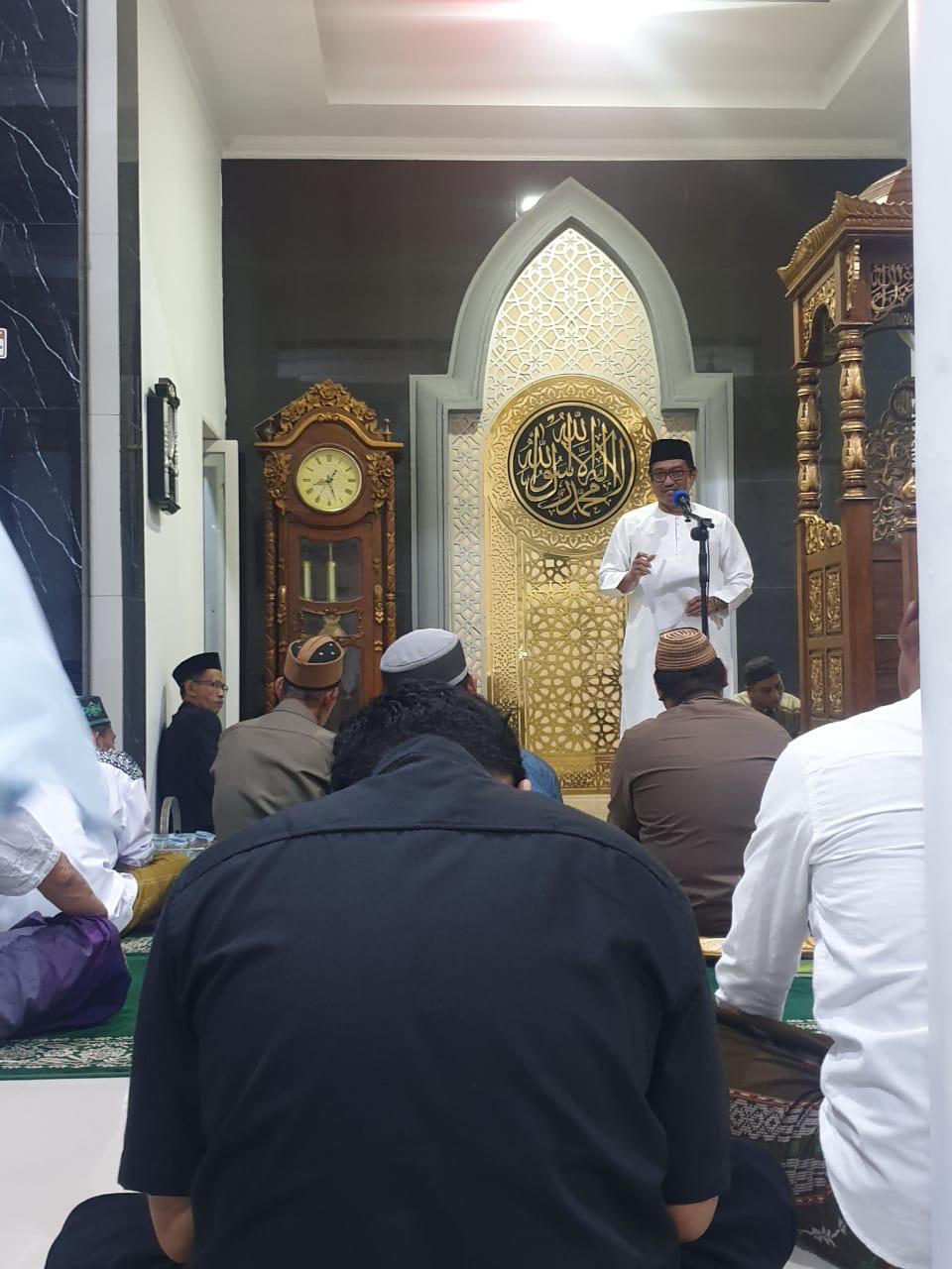 Ini Penyampaian Direktur Bosowa Semen dan Ketua Pembangunan Masjid  An nur  Lampoko H.Ismail Iskandar Pada Malam Pertama Ramadhan