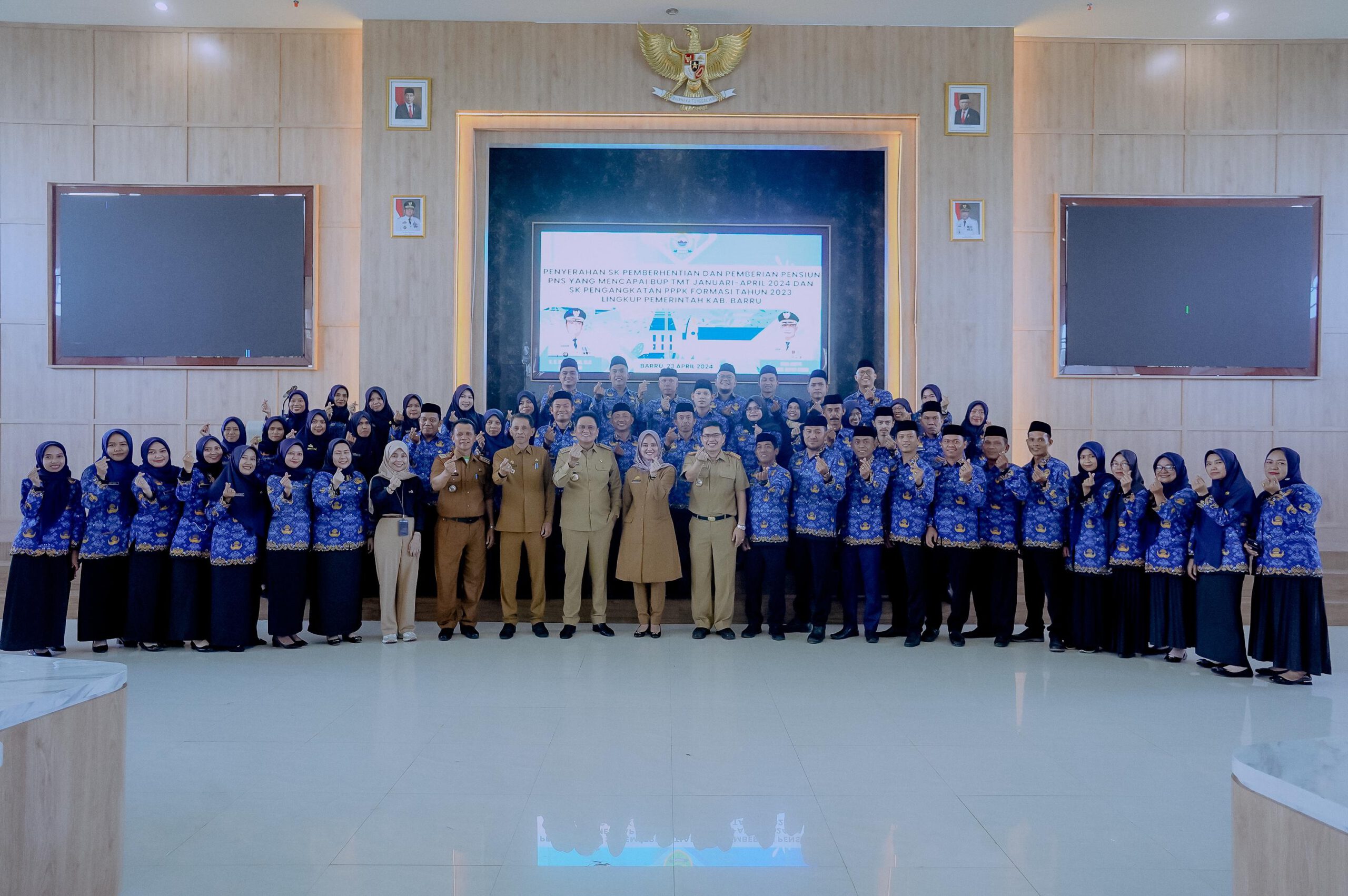 Bupati Suardi Saleh Serahkan SK 145 Tenaga PPPK Dan Pensiunan 73 Orang