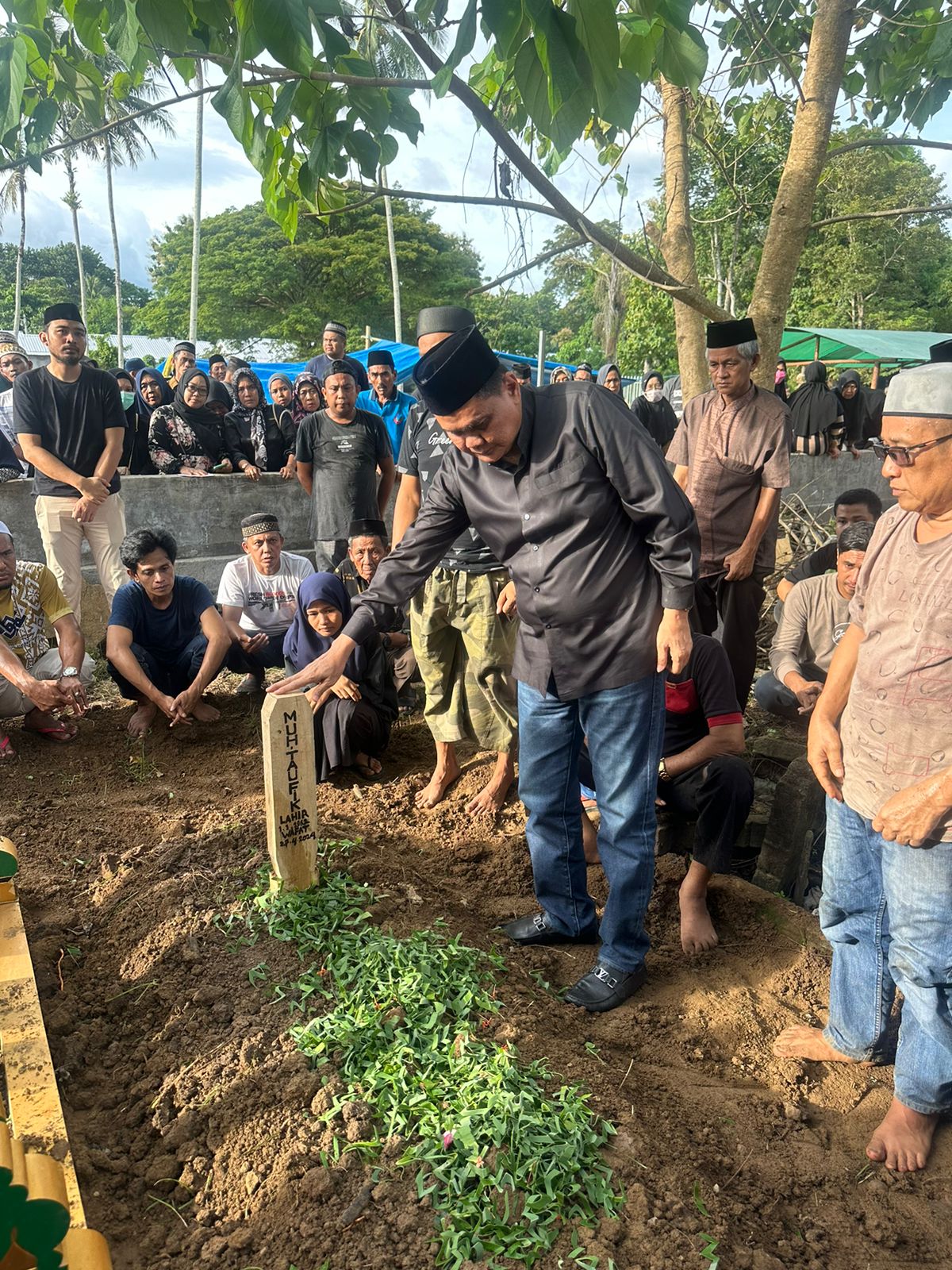 Suardi Saleh Melayat Hingga Antarkan Jenazah Mantan Kadis DLH Barru: Almarhum Adalah Pribadi Bersahaja
