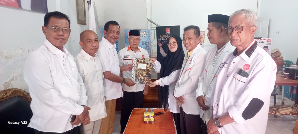 Aska Mappe Resmi Serahkan Berkas Pendaftarannya Di PKS Barru