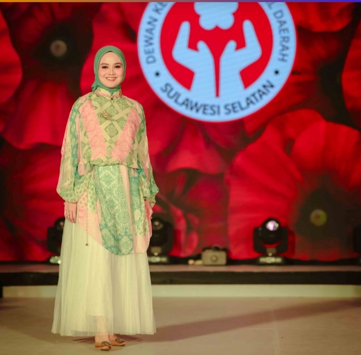 PLT Ketua TP PKK Barru Tampil Memukau Lomba Fashion Show Dekranasda Sulsel