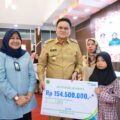 Bupati Barru Serahkan Bantuan Rehab Rumah Korban Bencana dan Santunan JKM BPJS Ketenagakerjaan