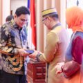 Bupati Barru Serahkan Cinderamata kepada Pj. Gubernur Sulsel dalam Acara Lepas Pamit