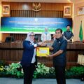Dukung Demokrasi Pilkades dan Pangan Lokal, DPRD Barru Serahkan Dua Ranperda ke Bupati